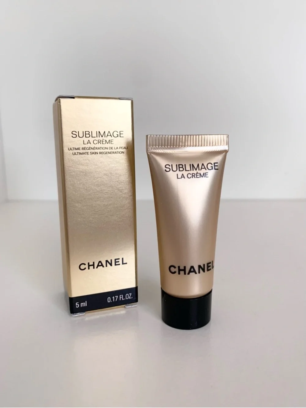 Hold  CHANEL anti aging cream Sublimage La Crème